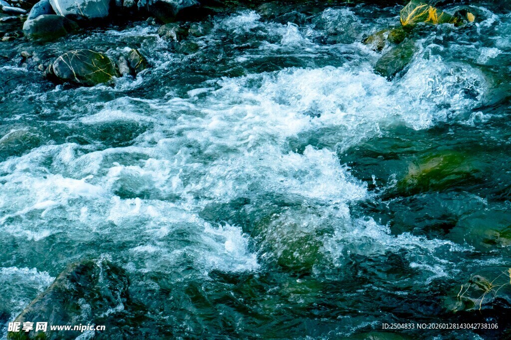 山间湍急溪流