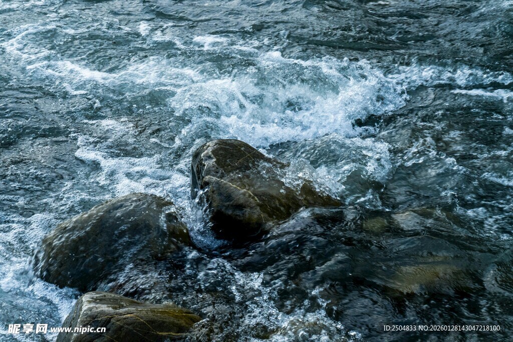 溪流中激起浪花的岩石
