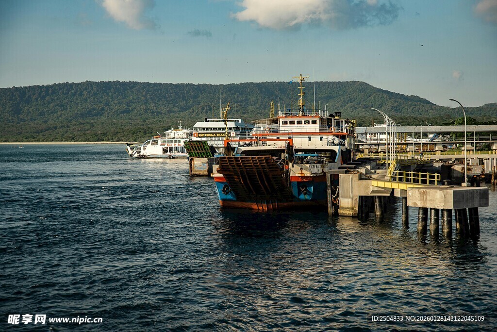 港口停泊的船只与码头