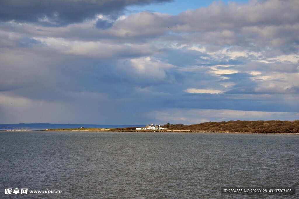 湖畔风光 云影下的宁静水域