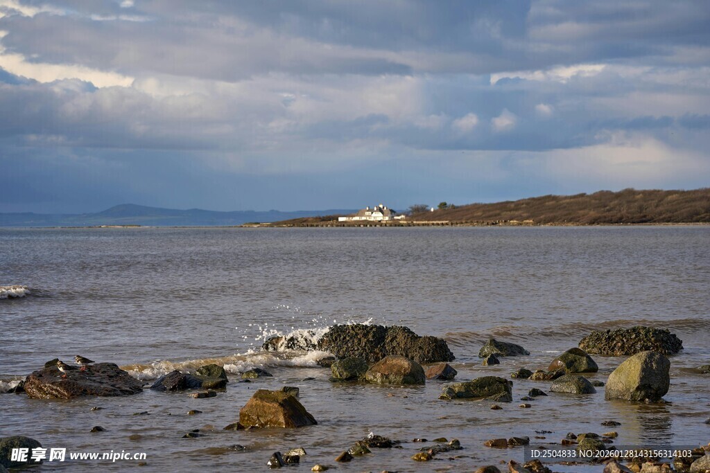 海边礁石与远处景致