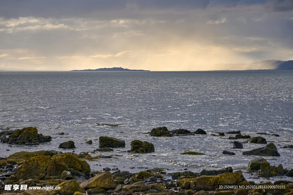 海边礁石与壮阔海面景观