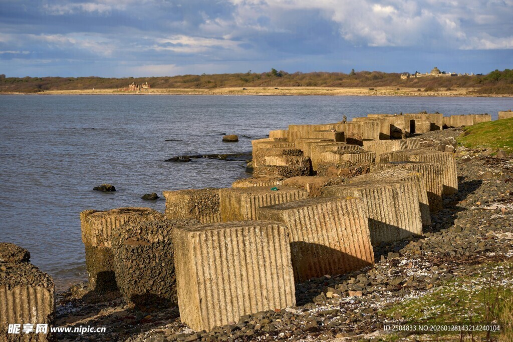 海边废弃的混凝土防波设施