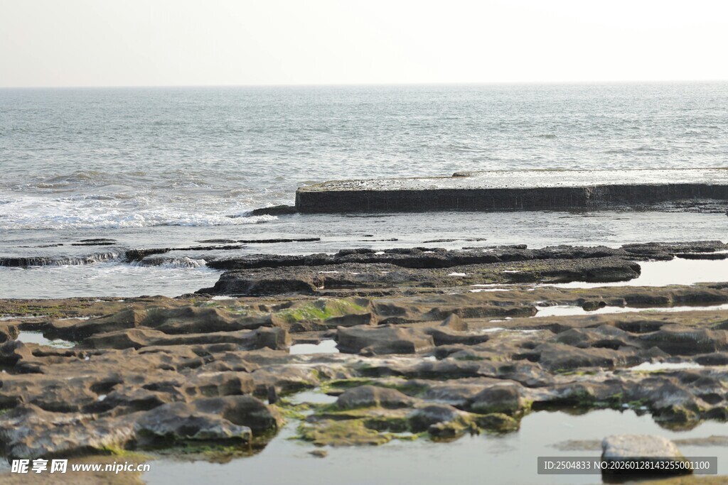 海边礁石景观