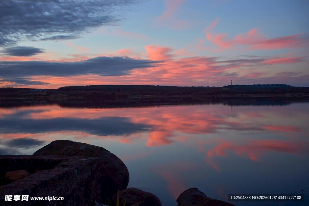 湖畔绝美晚霞倒影景观