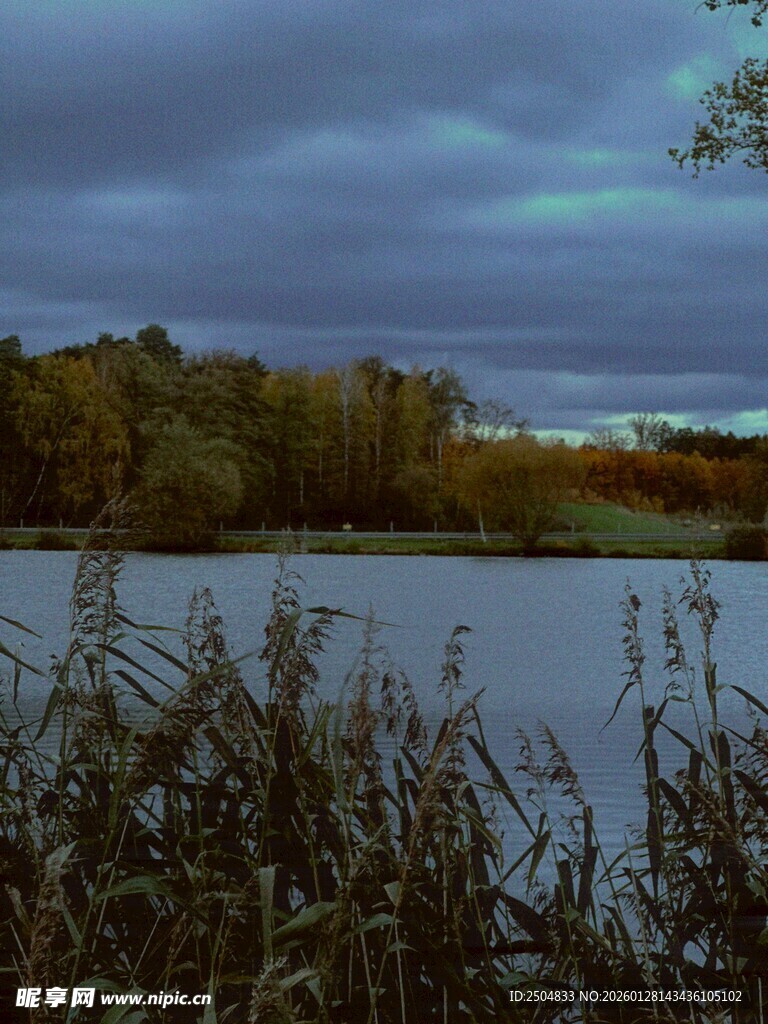 湖畔暮色中的自然景致