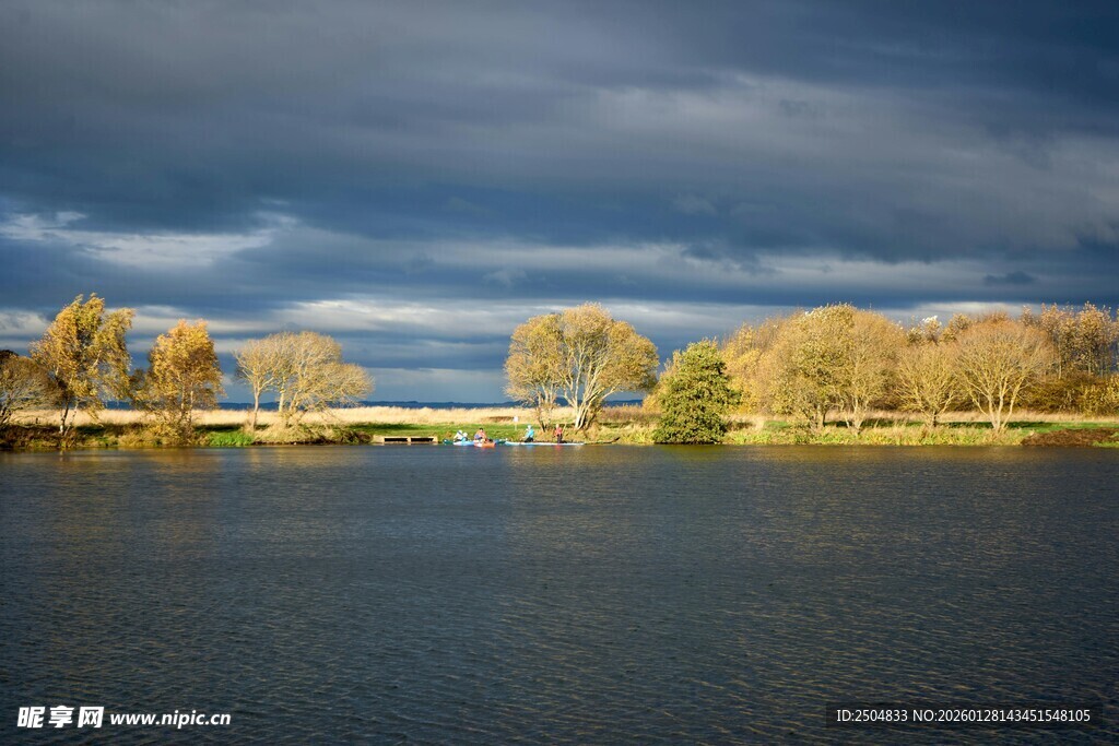 湖畔秋景 云下静谧风光