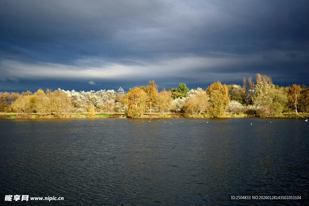 湖畔秋景 云下静谧风光