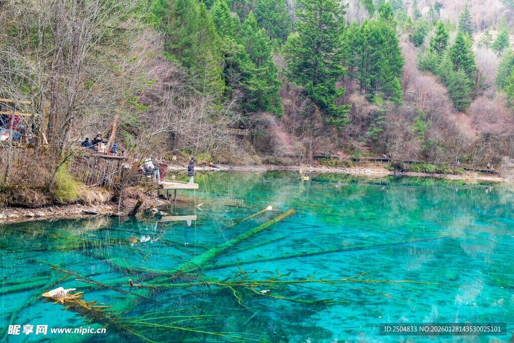 梦幻蓝绿色清澈山间湖泊