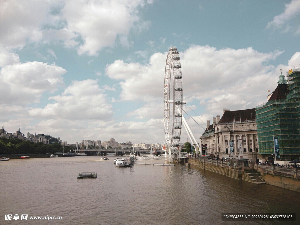 河畔风景与摩天轮景观