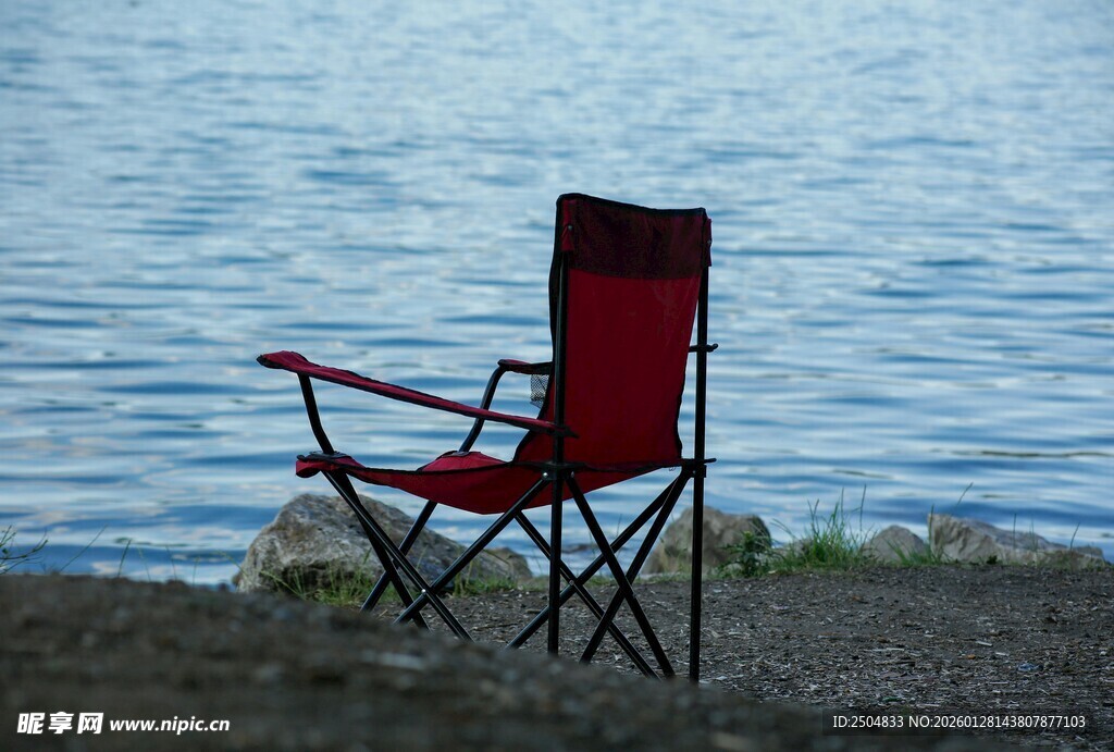 湖畔红椅享静谧时光