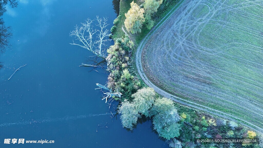 俯瞰河畔田园风光美景