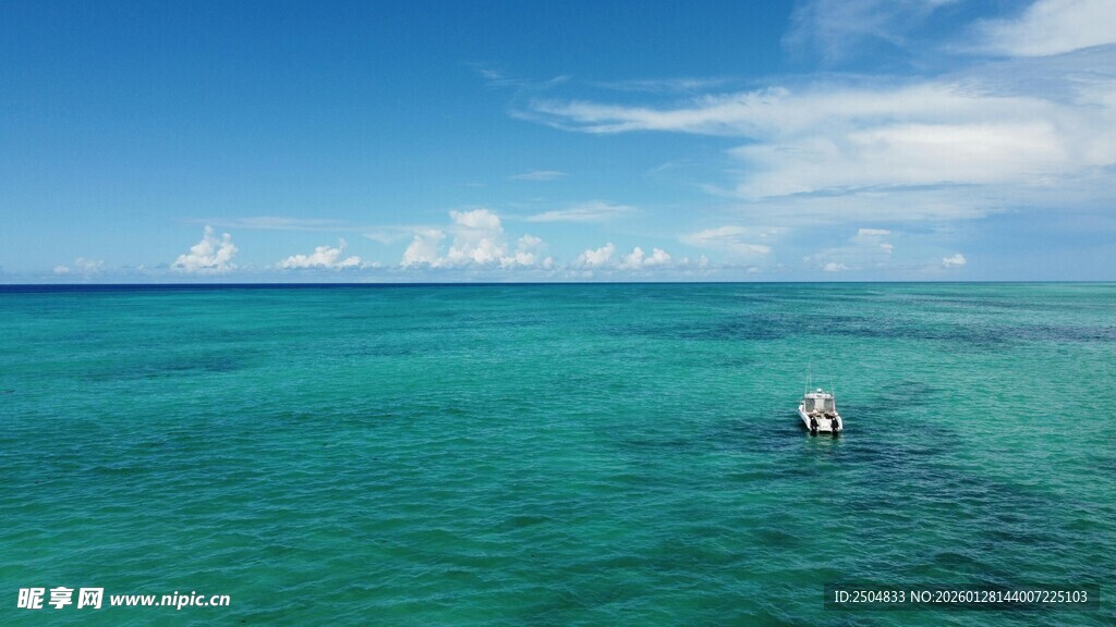 碧海蓝天中的海上孤舟