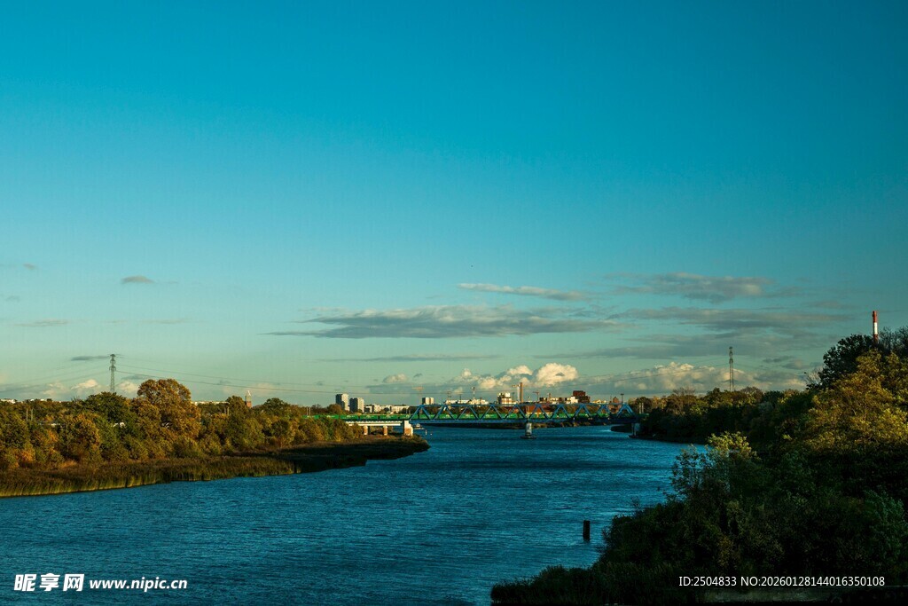 河畔蓝天美景