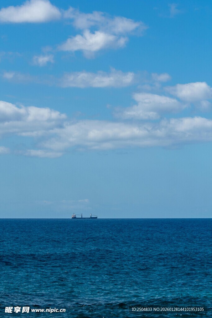 碧海蓝天中的孤舟