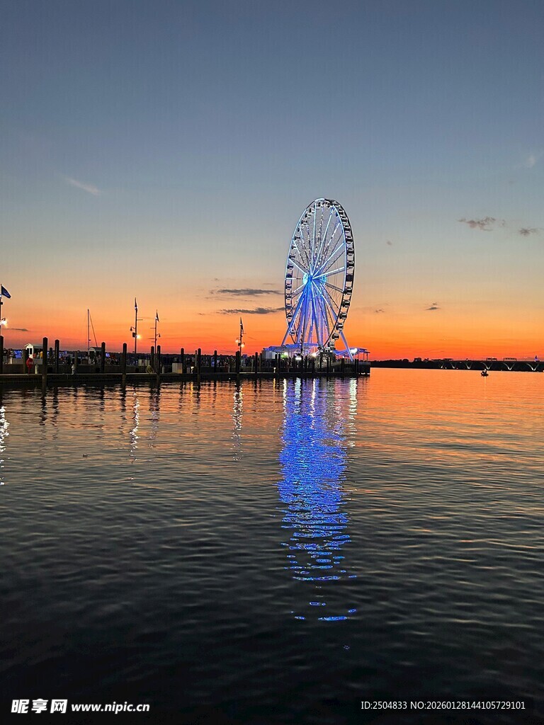 夕阳下的摩天轮海滨美景