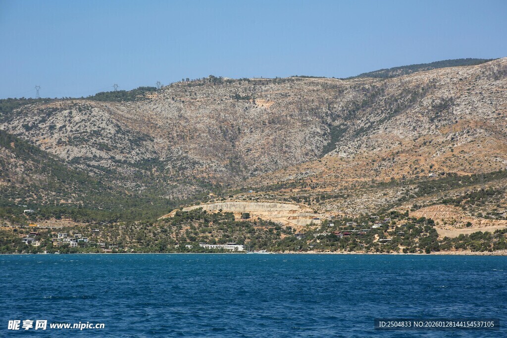 蓝色海域旁的山峦风景