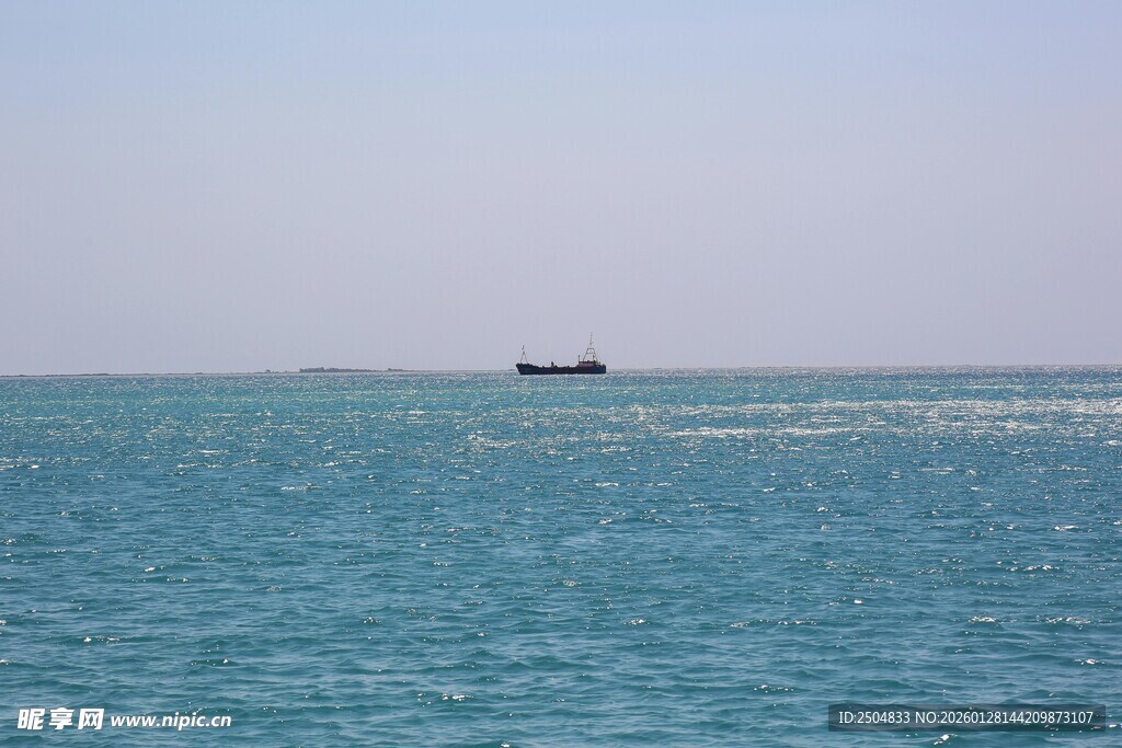 海上孤舟 辽阔蓝色海域