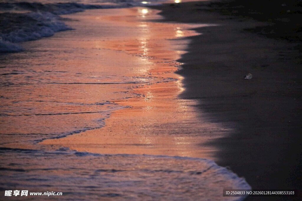 夕阳下的海浪与沙滩美景