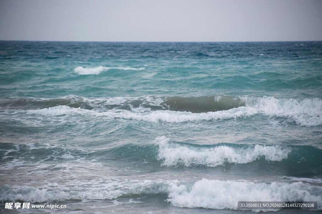 海浪翻涌的蓝色海洋