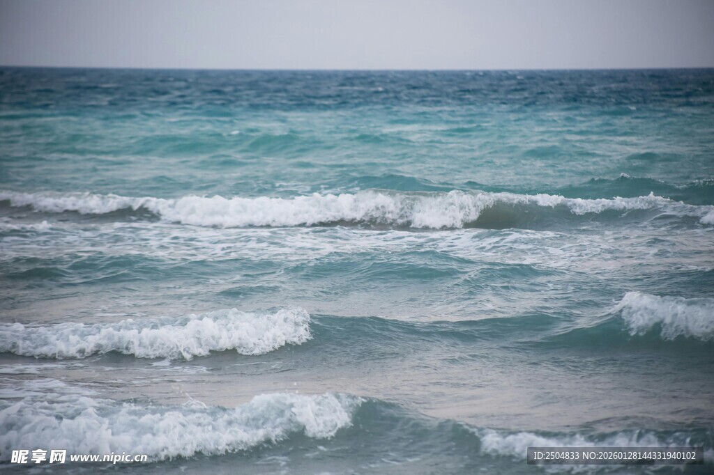 海浪翻涌的美丽海滨景色