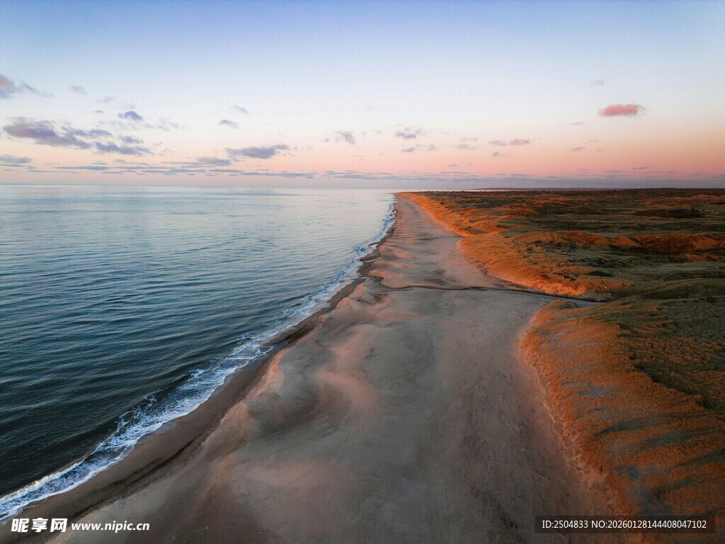 海边黄昏时的沙滩美景