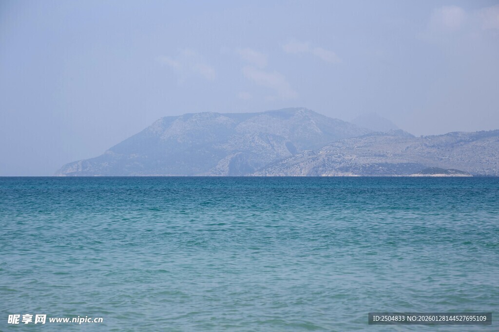 碧海远山的美丽海滨风光