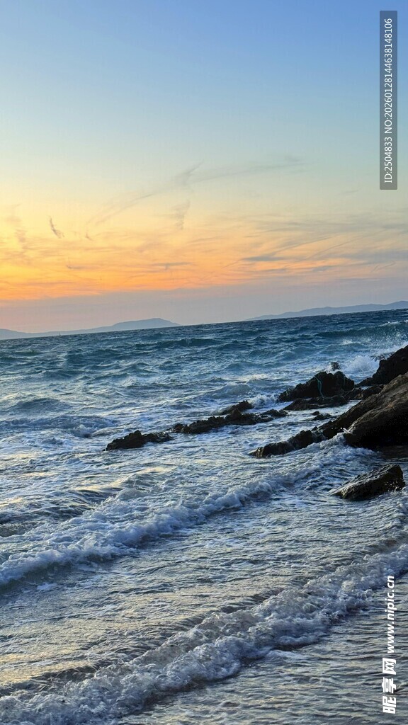 海边日落 海浪拍击礁石