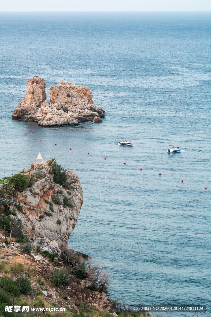 海上孤岩美景
