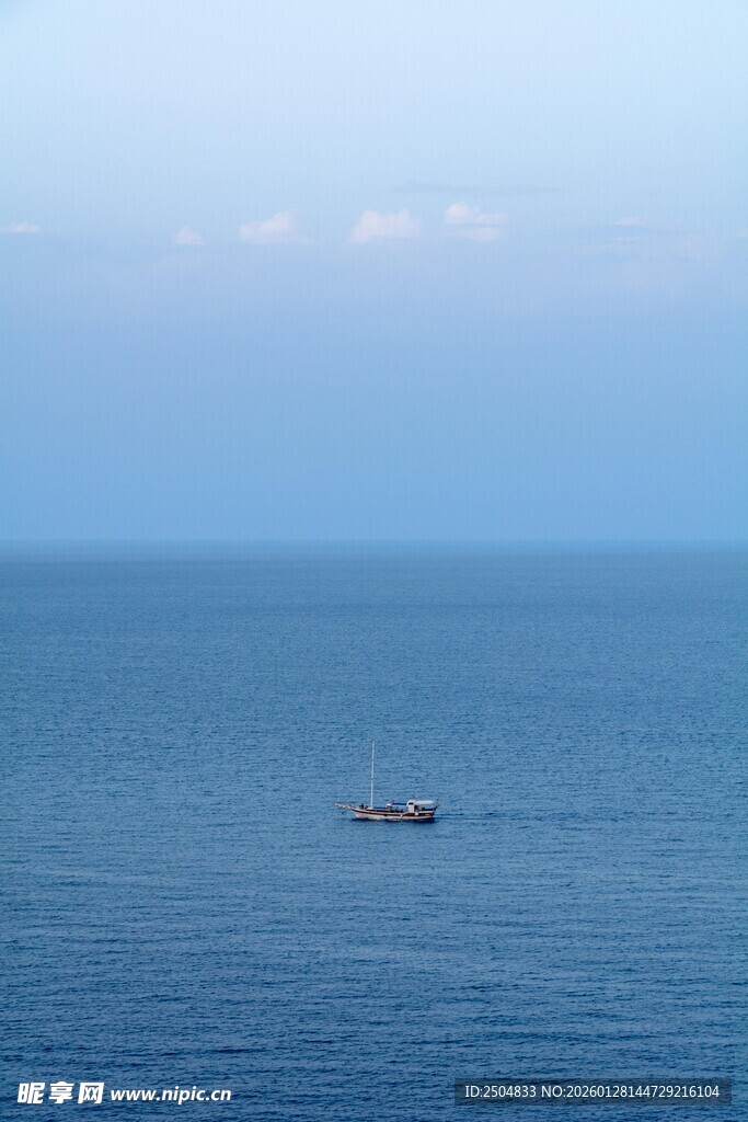 海上孤舟 宁静广阔之景