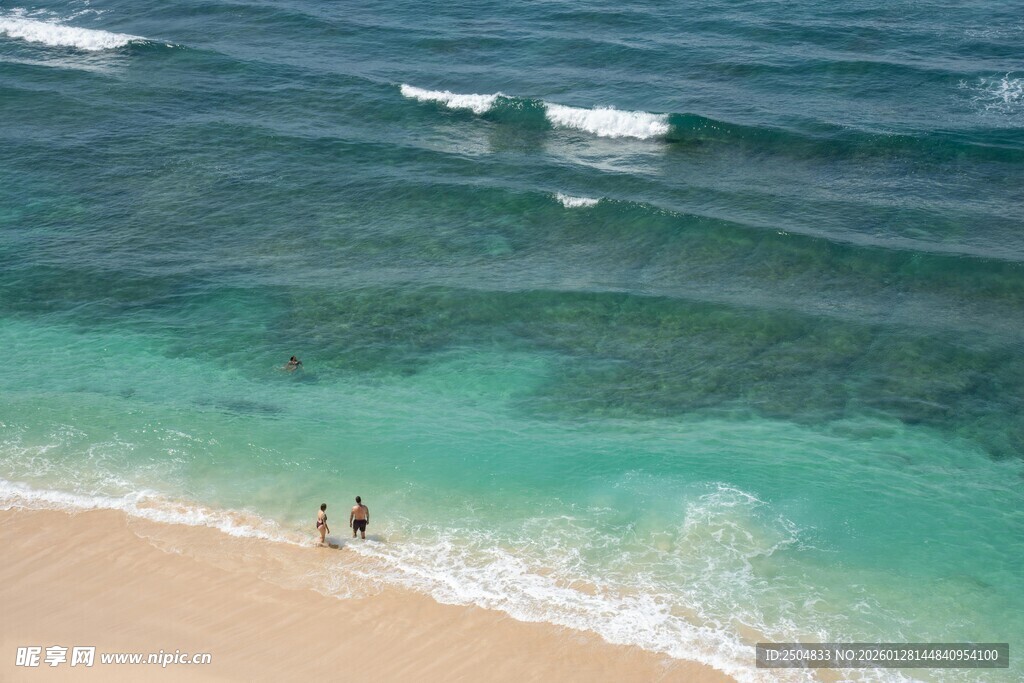 海边漫步的惬意时刻