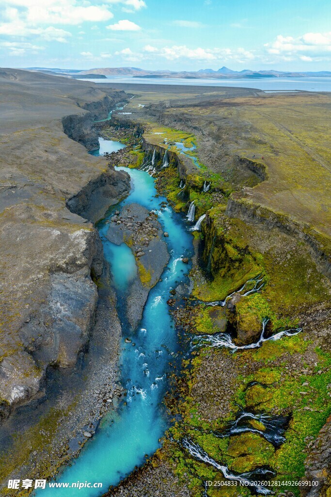 冰岛蓝色河流壮丽景观