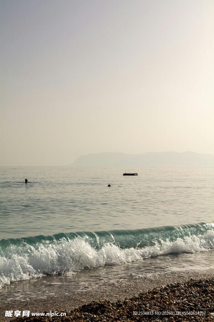 海边日落时分的海浪景观
