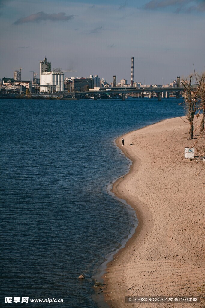 海滨风光 宁静的沙滩与水域