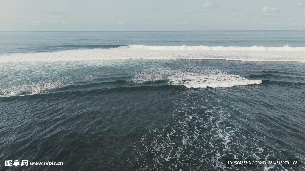 海上波浪翻涌的壮观景象