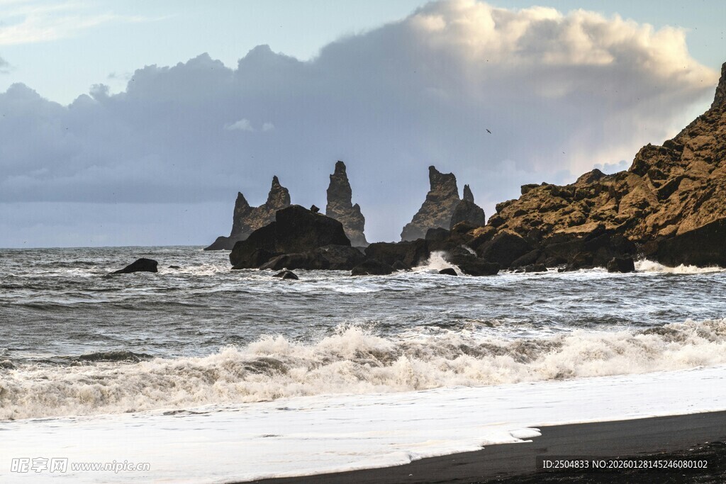 冰岛黑沙滩与海中礁石景观