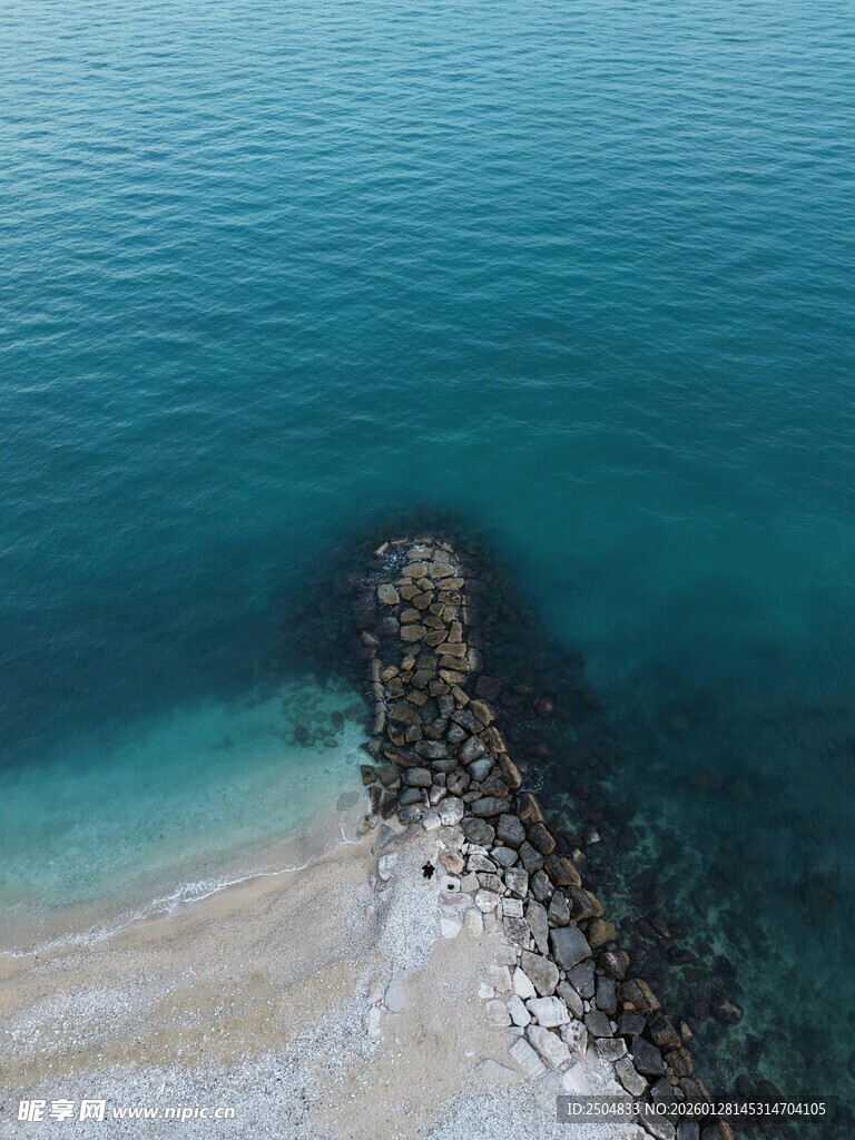 海边礁石与蔚蓝海水美景