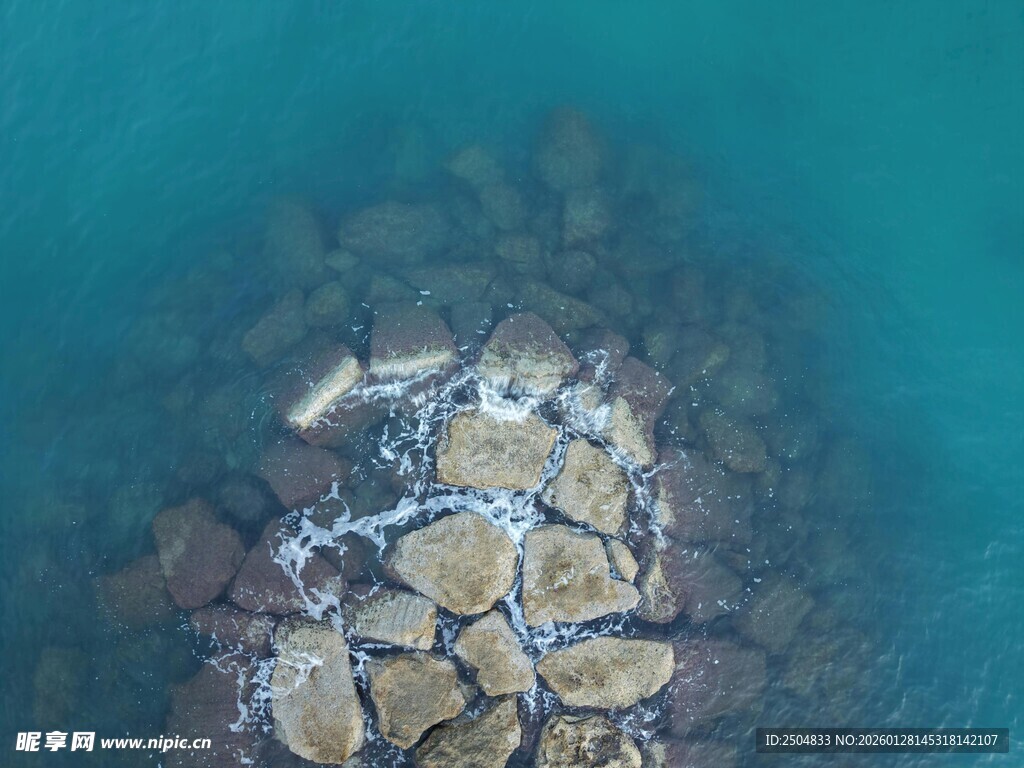 俯瞰海中礁石景观