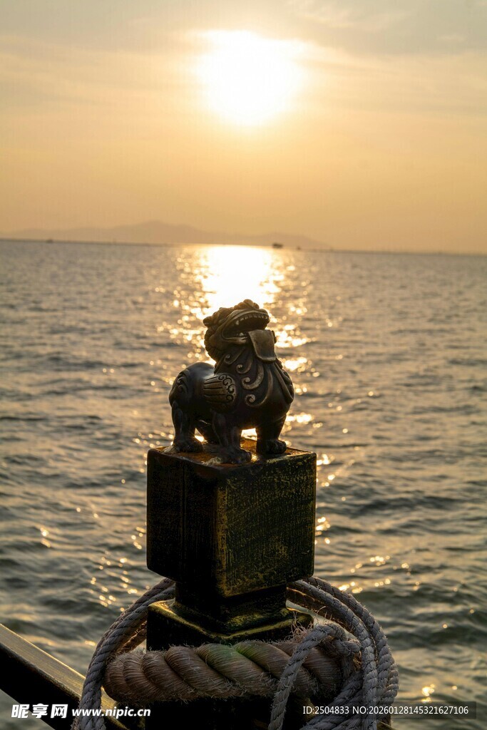 海上日出时的船载设备