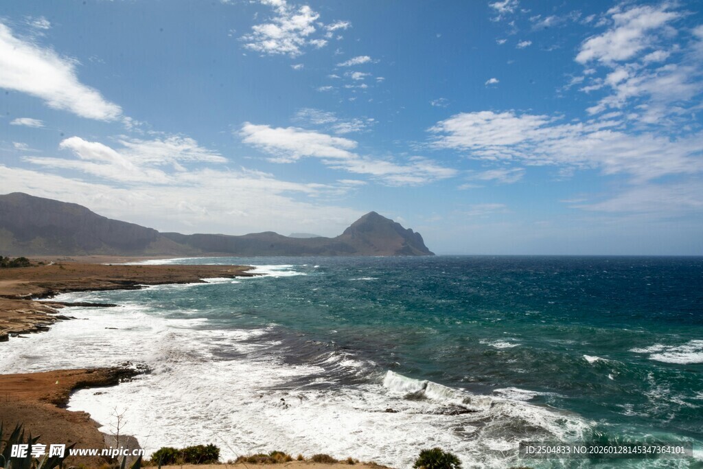 海岸风光 碧海蓝天与远山