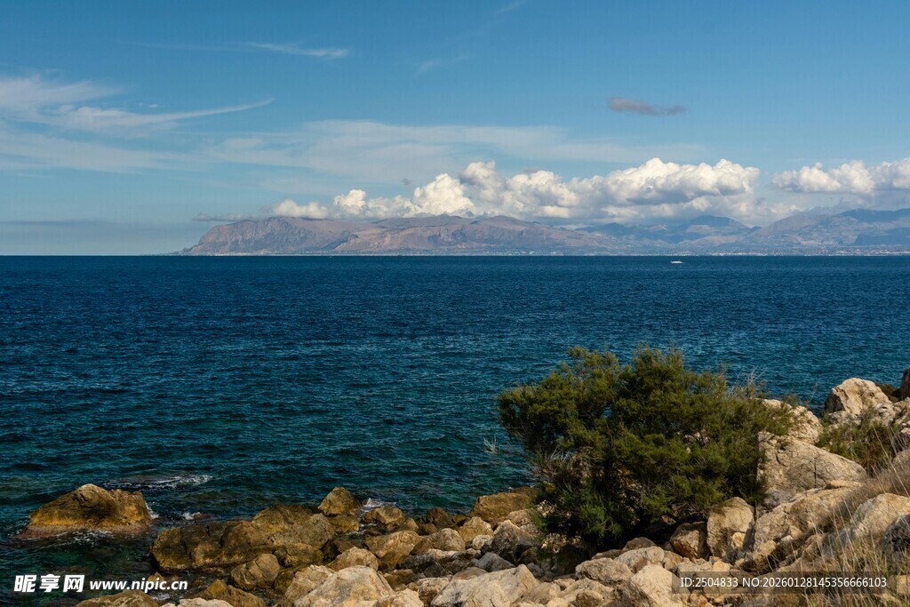 海边岩石与远处海岛景观