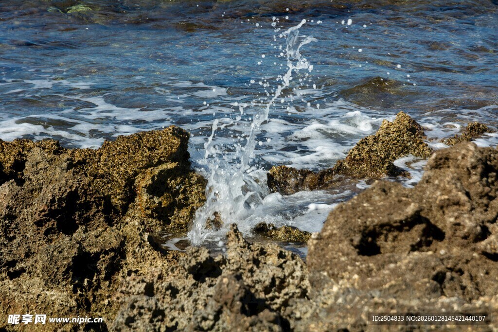 海浪拍打礁石瞬间