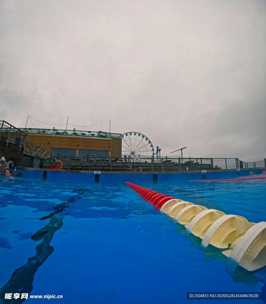 户外蓝色泳池及泳道浮标