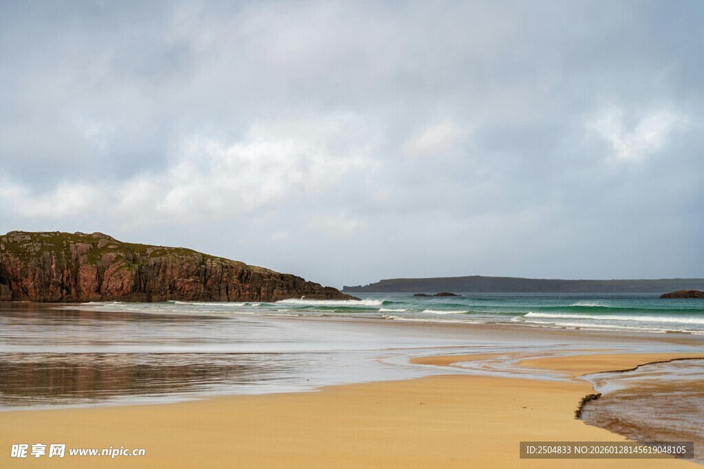 金色沙滩与碧海蓝天美景