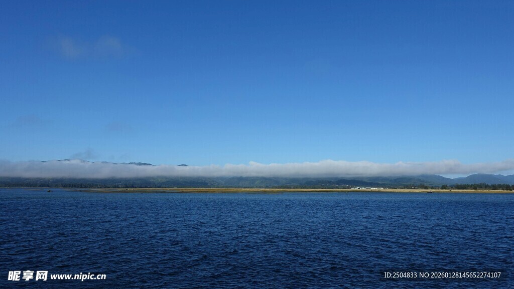 广阔无垠的蓝色水域景观