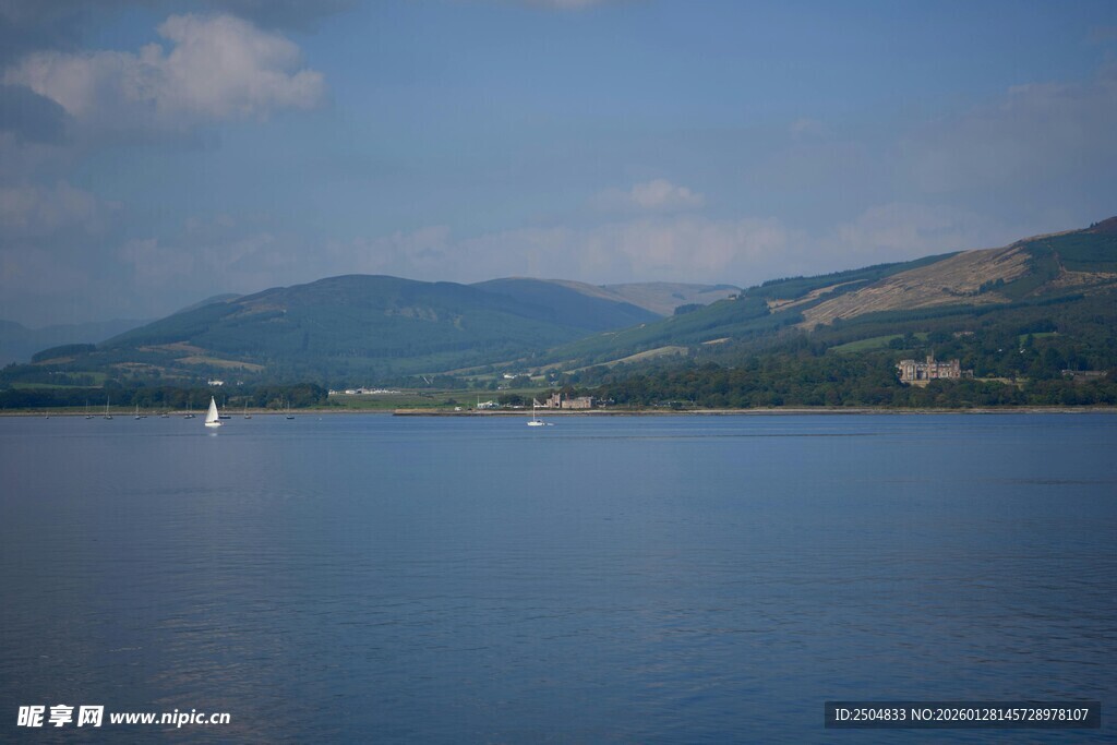 宁静湖景与远处山峦