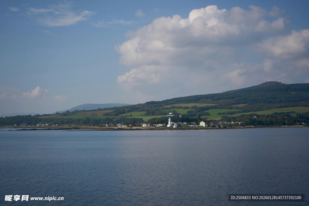 宁静湖畔的美丽自然风光