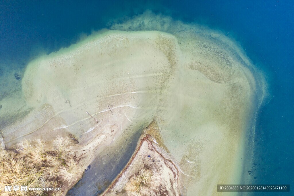 海岸边的船只与浅滩景象