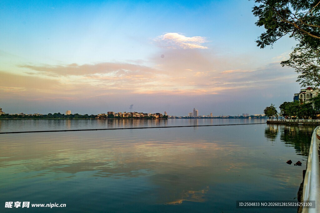 湖畔黄昏美景