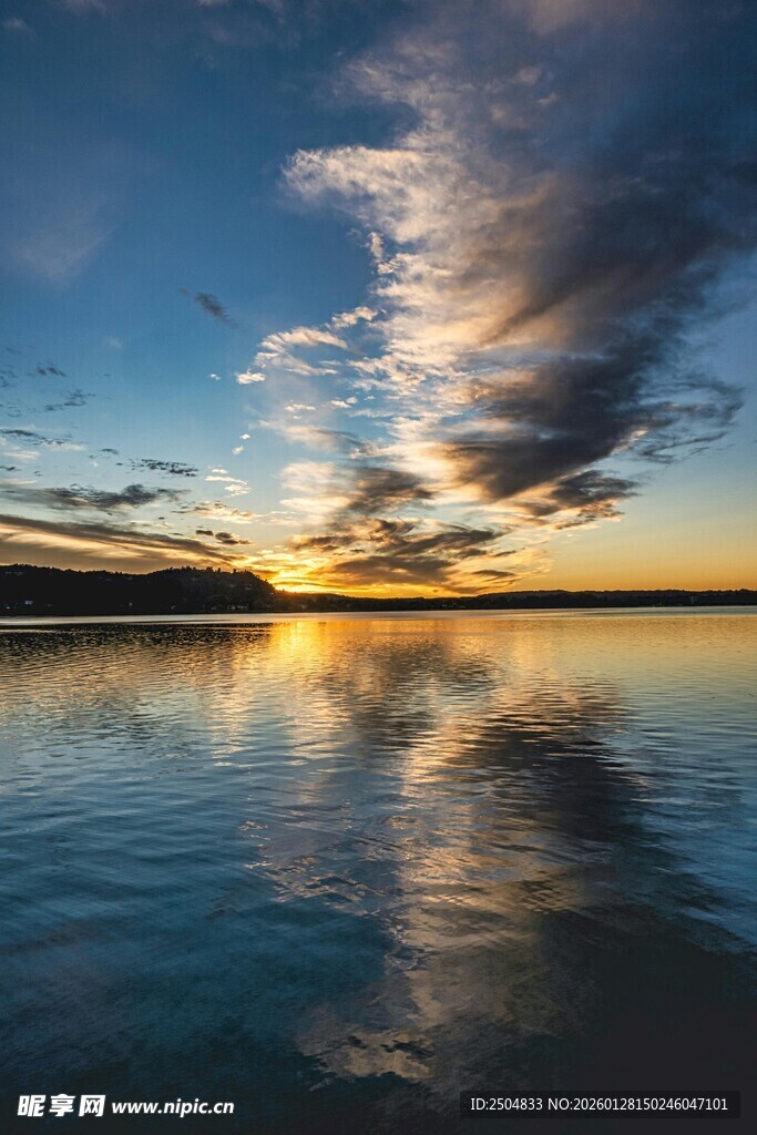 湖畔日落美景